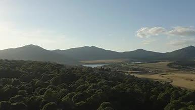 森林周围有湖泊村庄和山脉的全景视频视频的预览图